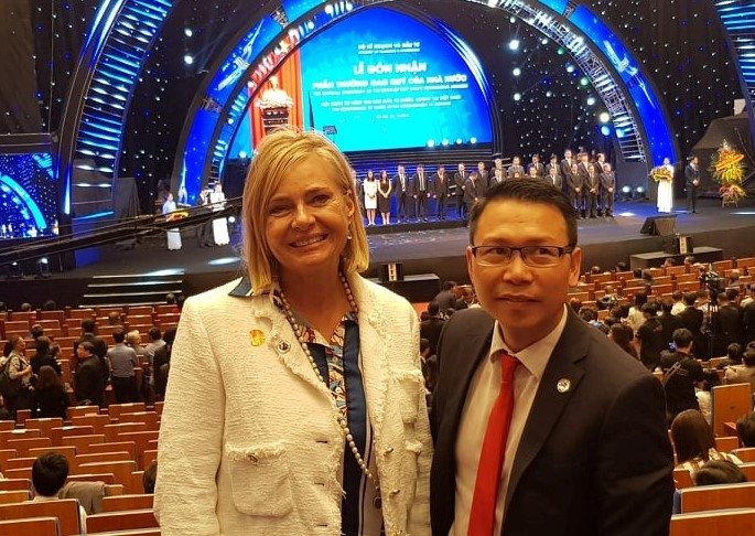 Kiều bào Trần Đăng Huệ và đối tác Australia tham dự Hội nghị 30 năm thu hút đầu tư nước ngoài diễn ra tại Việt Nam, tháng 10-2018. Ảnh do nhân vật cung cấp